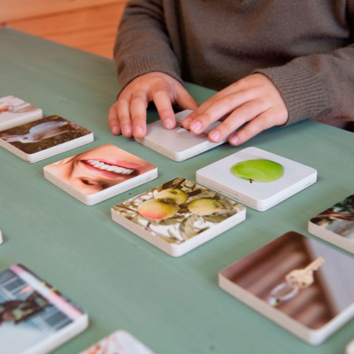 Medinis asociacijų ir atminties žaidimas su tikromis nuotraukomis 🧠🖼️ 👀🔍