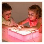 Vaikai piešia smėliu ant šviečiančios LED dėžės